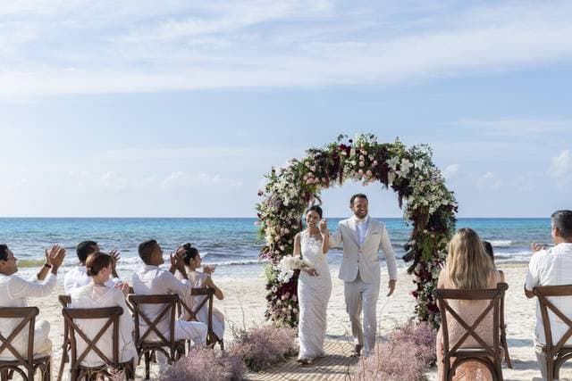 Cancún beachfront wedding setup at sunset